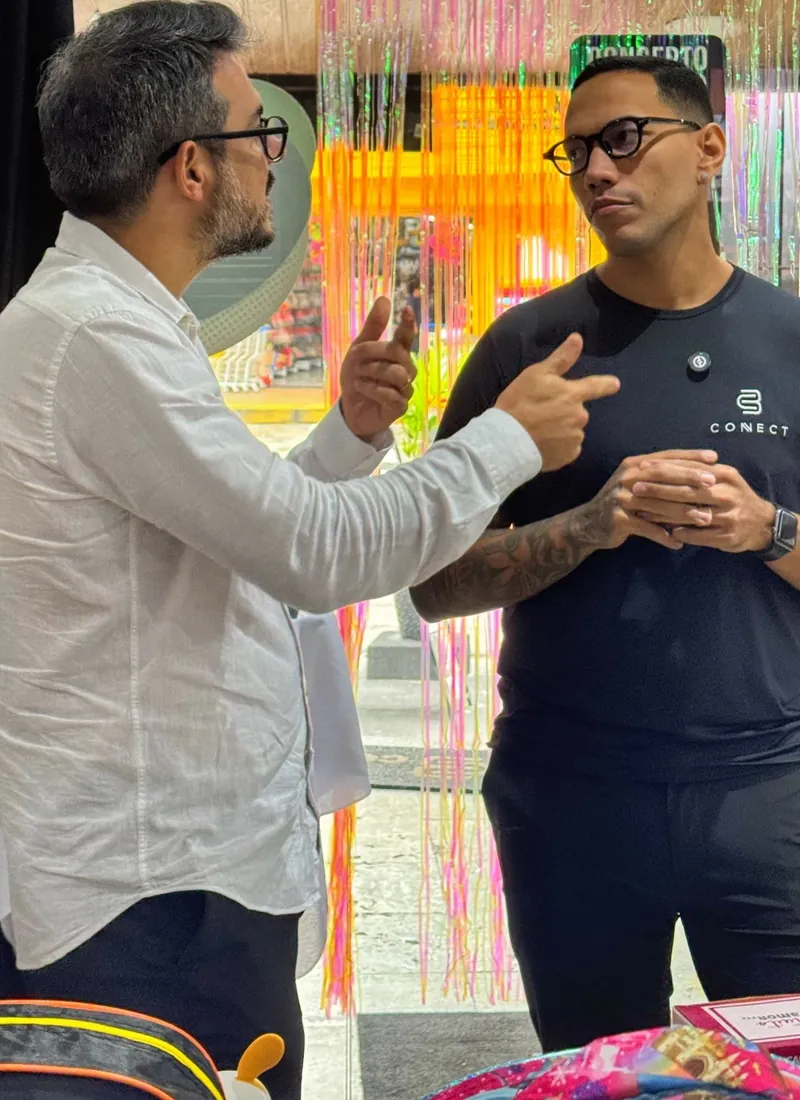 Jonathan conversando com o dono da loja