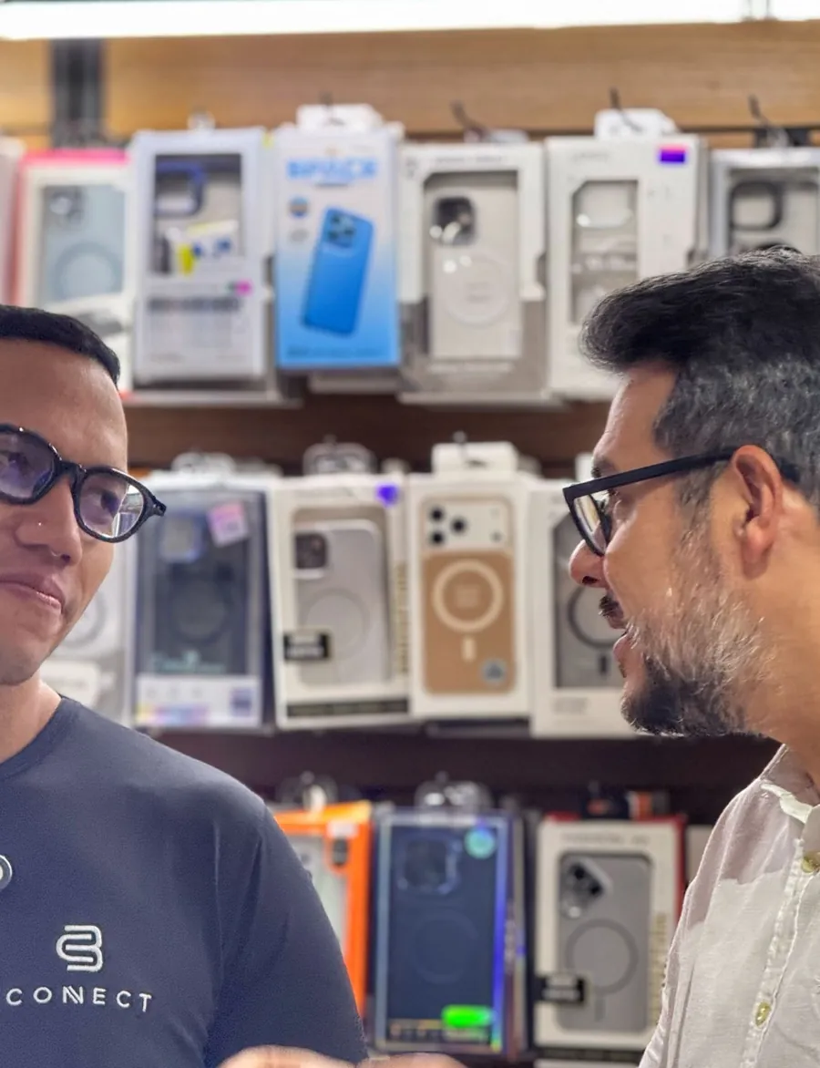 Jonathan com o dono da loja em frente às prateleiras