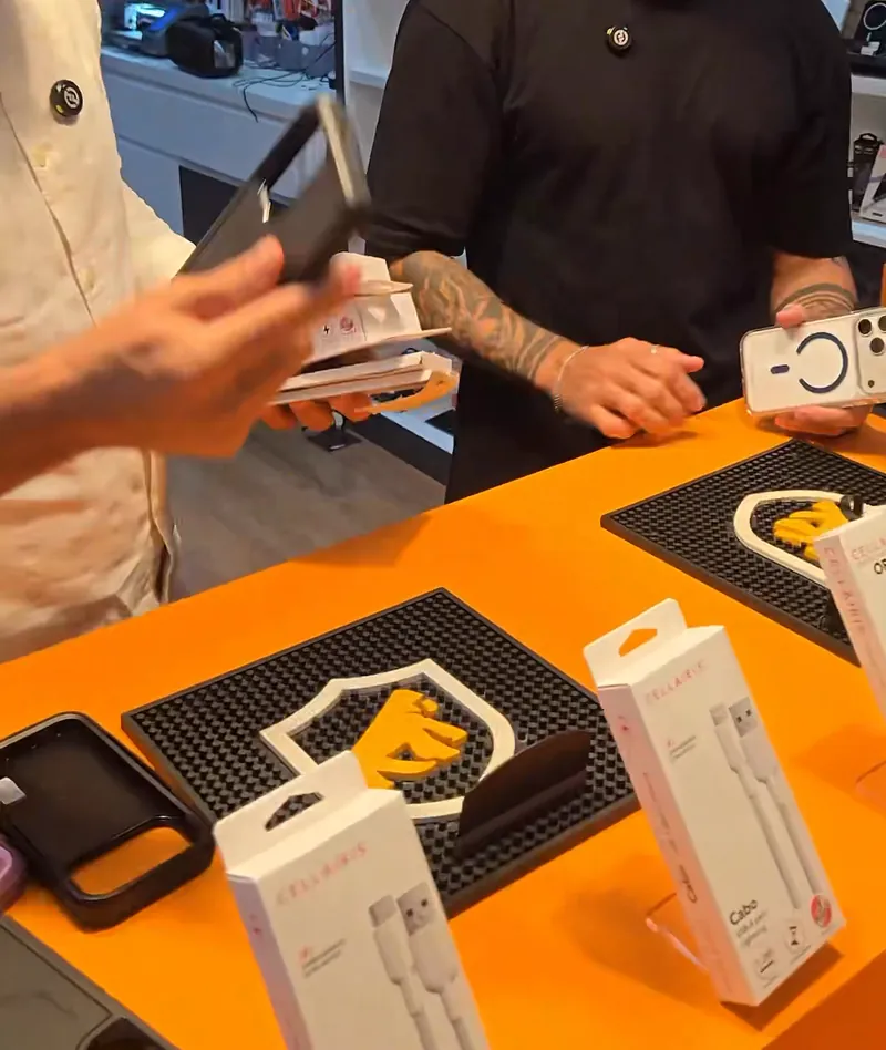 Atendimento de celular no balcão de uma loja Cellairis