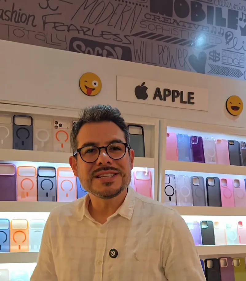 Jonathan sorrindo dentro de uma loja Cellairis