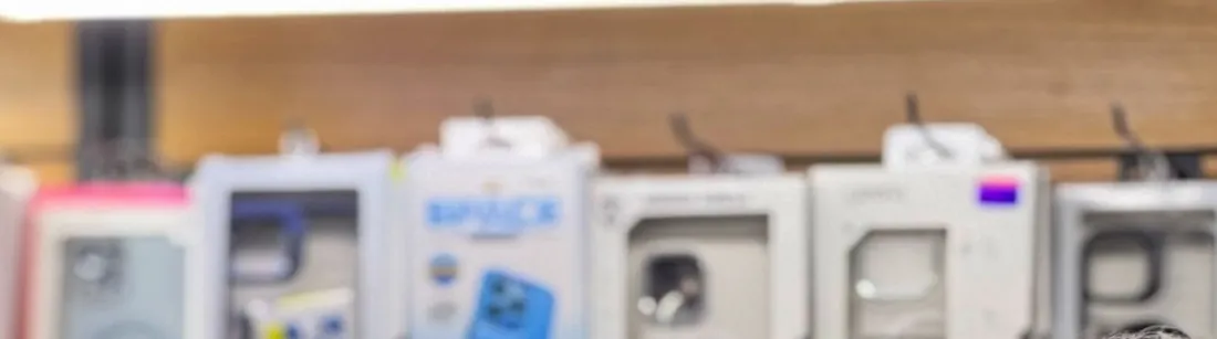 Parede de capinhas em uma loja de celulares
